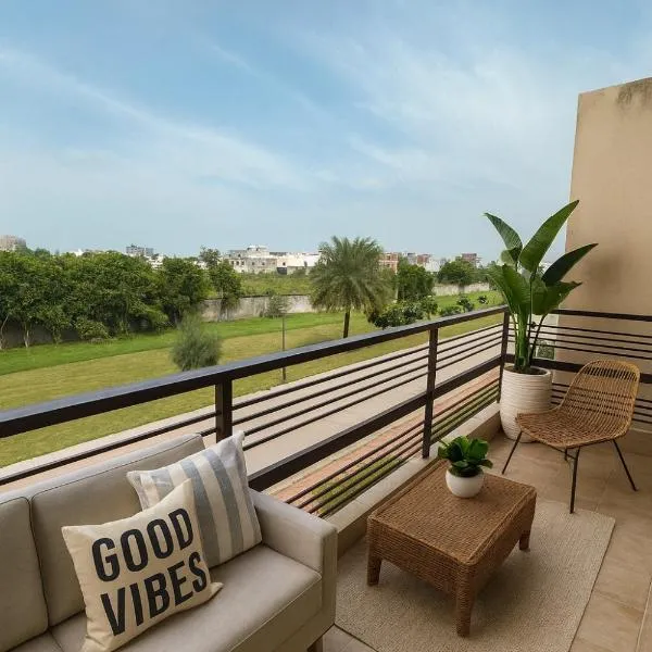 The Madhav Resort Vrindavan # Prime Location # Luxury Rooms # Near Prem Mandir # Restaurant # Lift # Prking # Lawn #By Nandan Group#，位于范兰德凡的酒店