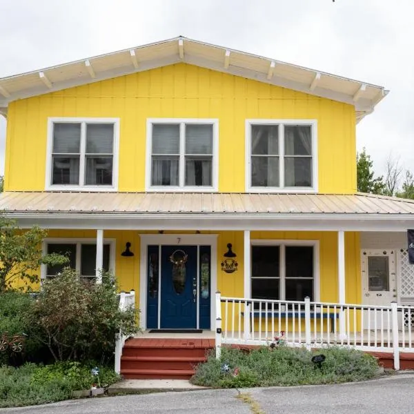 1878 RiverRun B&B - Waterfront, Self-Serve Breakfast, WiFi, Trail and River access，位于Hancock的酒店