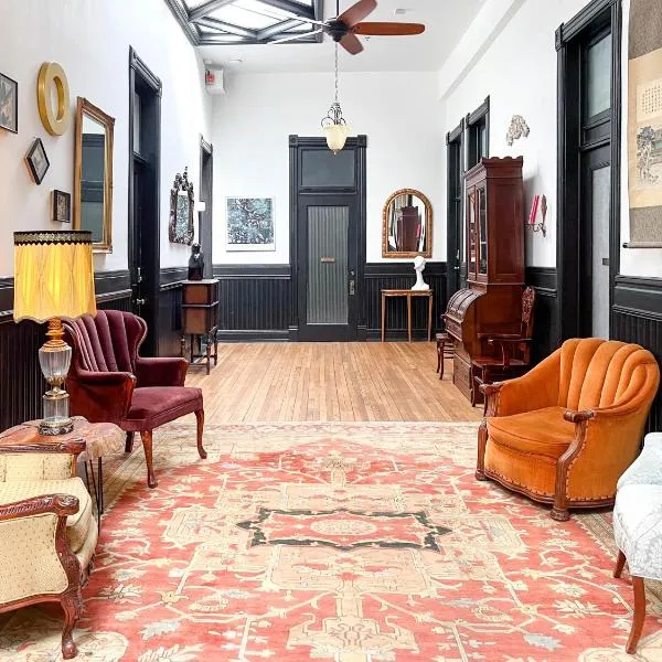 Swedetown European Style Hostel by Heirloom Boutique Collection，位于德卢斯的酒店