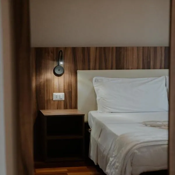 拉伦比纳酒店-餐馆，位于维莫德罗内的酒店