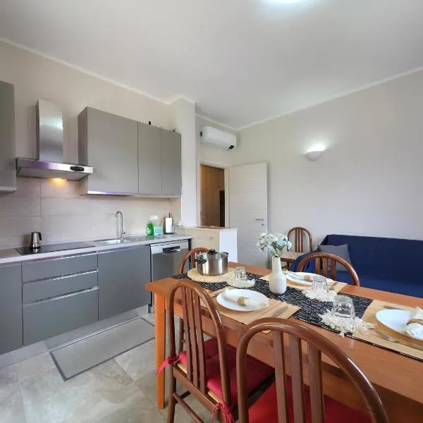 200m from Beach, New Central Apt, AC, WiFi，位于洛阿诺的酒店