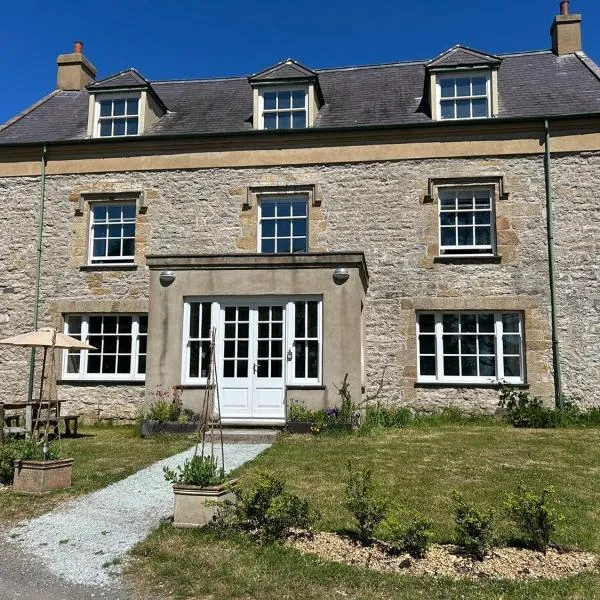 Spacious ground floor apartment near Beaumaris，位于Llangoed的酒店