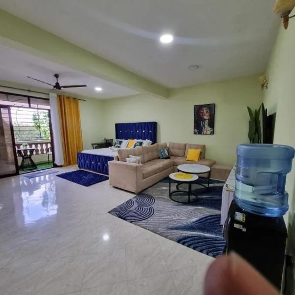 Spacious Calitwapa Studio Apartment with AC and Private cook upon request available，位于姆特瓦帕的酒店