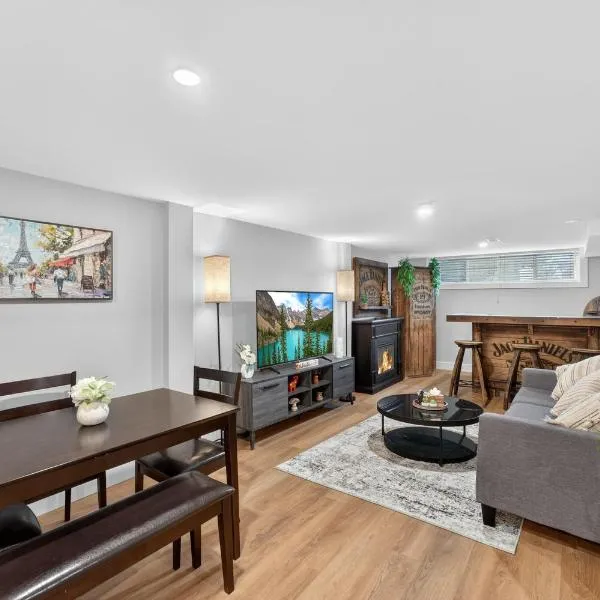 Bright and Modern 2BR Suite with Rustic Bar，位于金斯顿的酒店