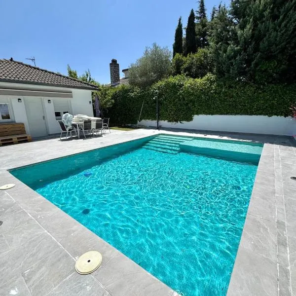Villa Completa de Verano con Piscina privada y Barbacoa，位于Navahondilla的酒店