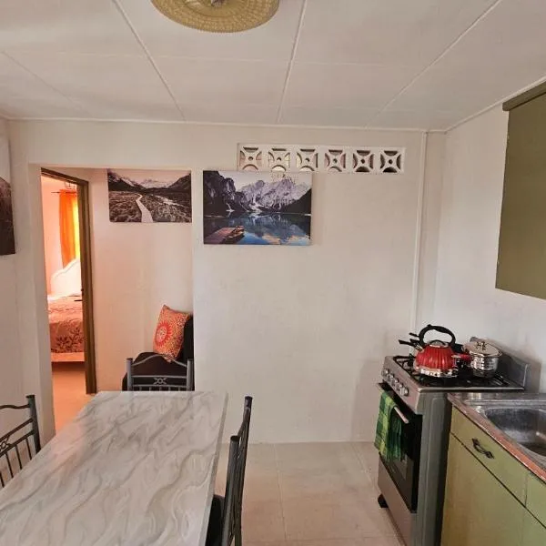 Cozy 1-Bedroom Apartment Near Botanical Gardens，位于圣迈克尔的酒店