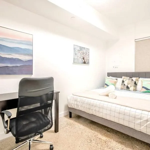 Peaceful 2BR Basement Suite Near Downtown Toronto - The Roland，位于多伦多的酒店
