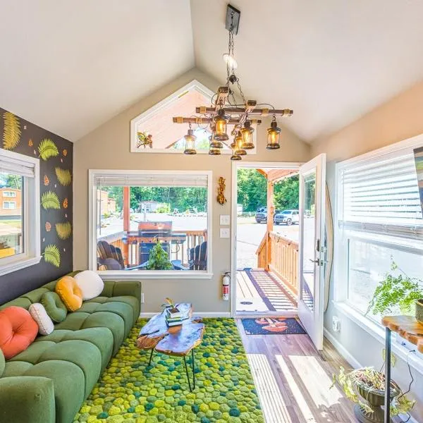 Rainforest Tiny Home Retreat #25 Enchanted，位于福克斯的酒店