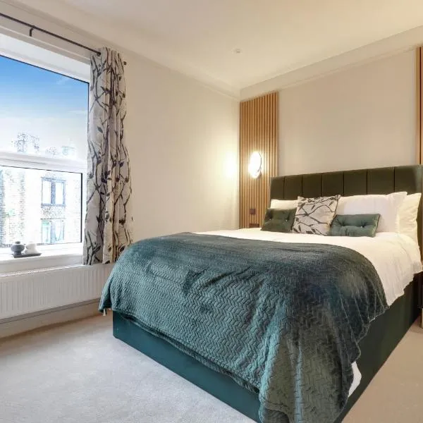 Luxury 2 Bed House in Lindley Huddersfield 2 mins from HRI 5 mins from Town Centre and M62，位于Lindley的酒店