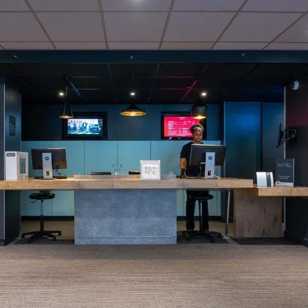 巴黎庞德斯苏内斯隆尚宜必思酒店，位于叙雷纳的酒店