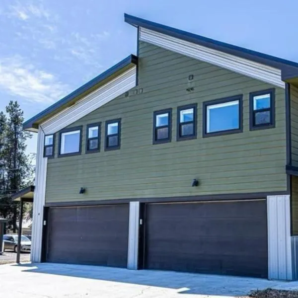 Townhouse in Prime Location!，位于麦考尔的酒店