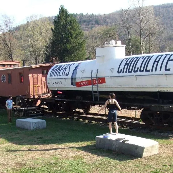 Vintage Caboose Rental in Historic Small Town near Springfield, Massachusetts，位于Chester的酒店