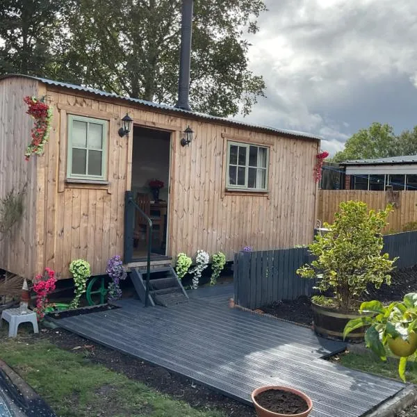 Shepherds Hut at The Old School House，位于杜伦的酒店