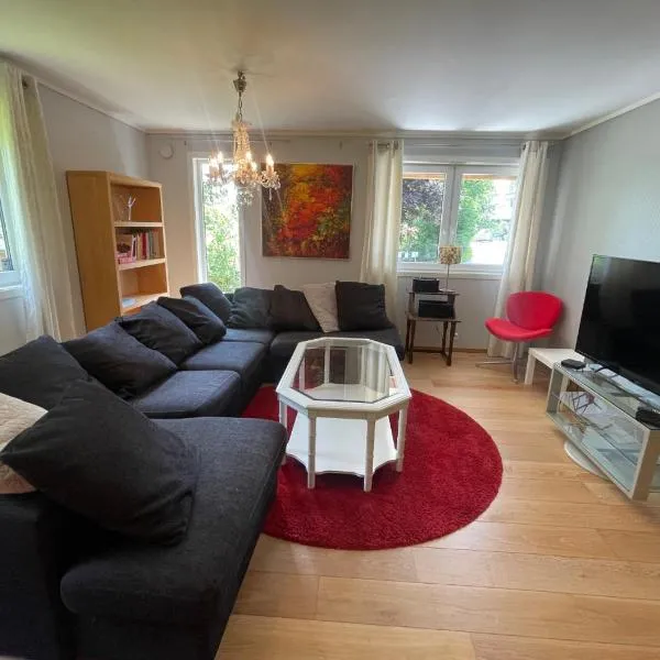 Spacious apartment with 4 bedrooms，位于格里姆斯塔的酒店