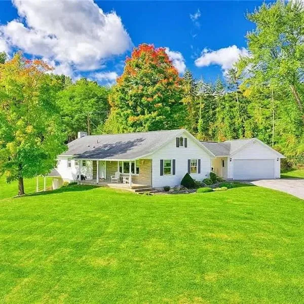 High-End Finger Lakes Escape - Expansive Game Room, Cozy Firepit, & Scenic Views，位于彭延的酒店