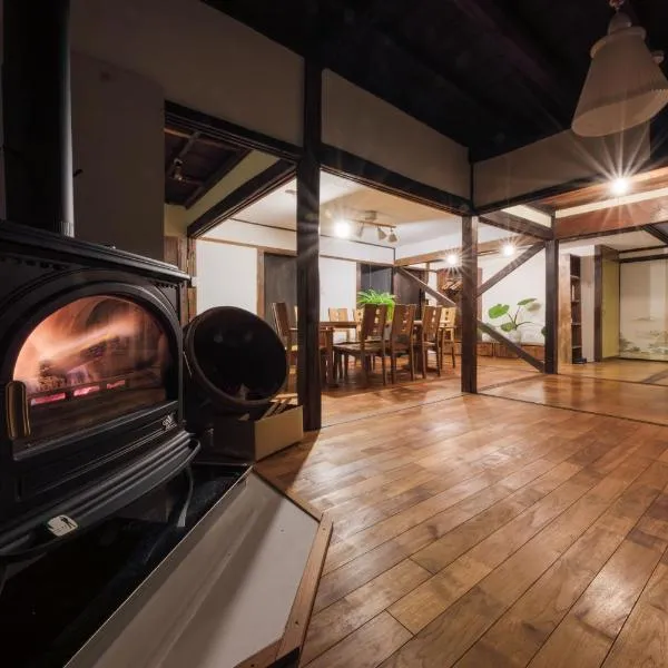 Private traditional Japanese house, Ski resort 40 min by car, 長野岡谷IC5分,貸切古民家,最大9名,ペットOK,，位于Okaya的酒店