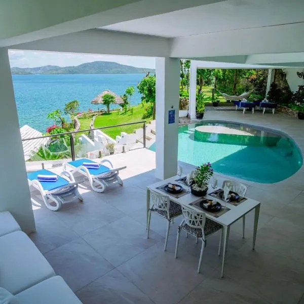 Stunning luxe 220sm villa by the sea entirely private with own pool，位于布桑加的酒店