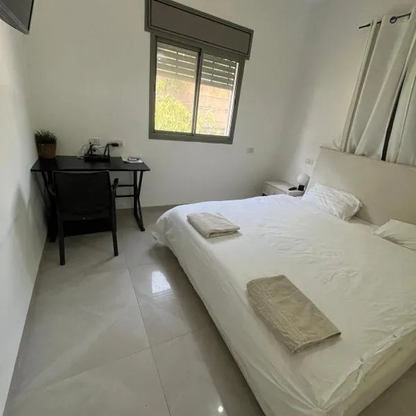 1 BDR,balcony-25min from Sea of Galilee，位于雅弗尼的酒店