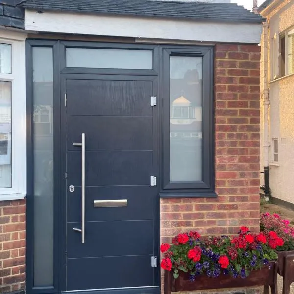 4 bed house close to Allianz Stadium, LHR and London 20mins away，位于豪士罗的酒店