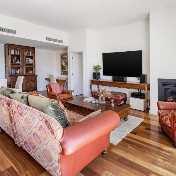 Bright & Spacious Penthouse by Parliament House，位于Barton的酒店