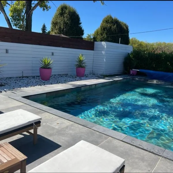 Fabuleuse maison 2 chambres avec piscine entre Bordeaux et saint Emilion，位于Sadirac的酒店