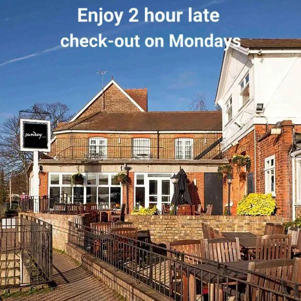 Sunday London Staines-upon-Thames Heathrow T5，位于斯坦斯的酒店