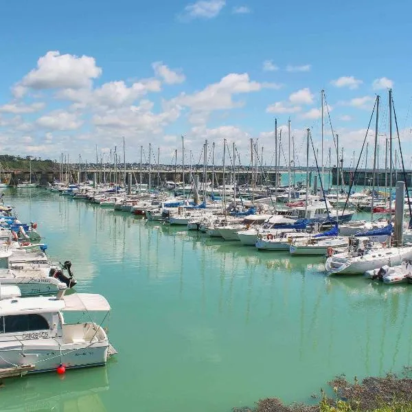 格朗维尔普莱桑斯港宜必思酒店，位于格朗维尔的酒店