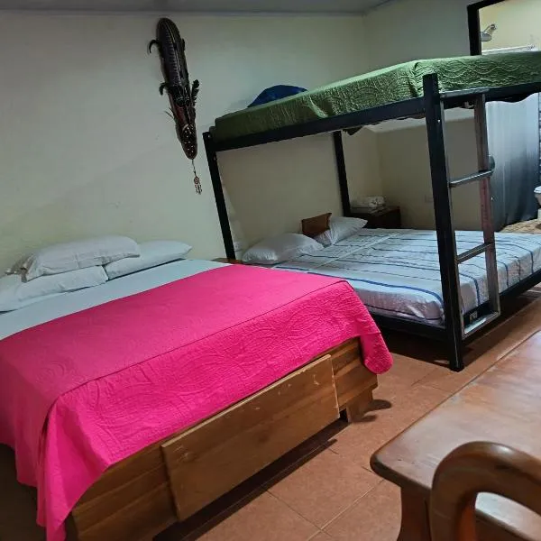 Granja Agua Azul, Wi-FI,AC-WC,Parking,la Fortuna，位于福尔图纳的酒店