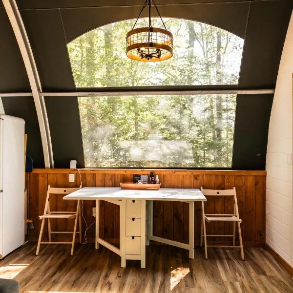 Sunken Escapes Glamping Unit 5，位于New Minas的酒店