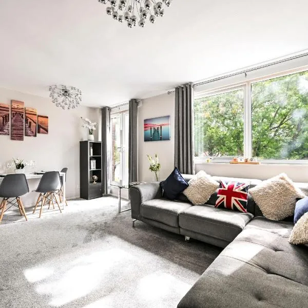 Modern 3-Bedroom Maisonnette with Parking in Epping，位于埃平的酒店