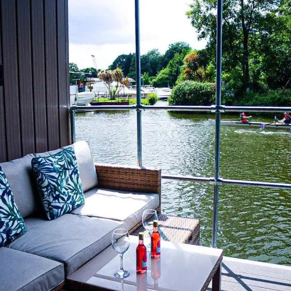 Lady lily Luxurious Unique River Boat with castle views，位于Allington的酒店