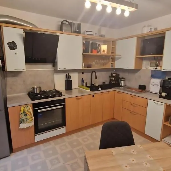 Stylish Apt, Free Parking, Near Center & Airport，位于瓦尔纳的酒店