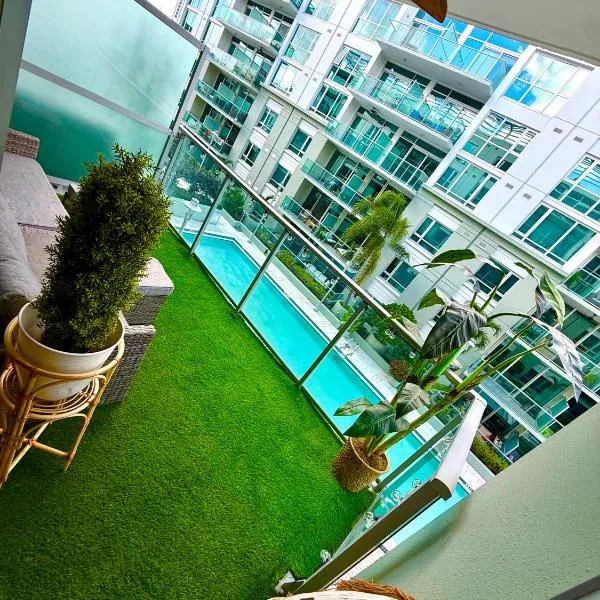 Channelside Luxury Retreat Spacious 2BR 2BA Condo with Pool, Balcony, Sauna & Gym，位于坦帕的酒店