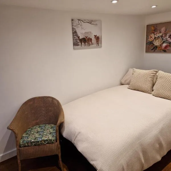 Welcoming ensuite bedroom，位于伍尔弗汉普顿的酒店