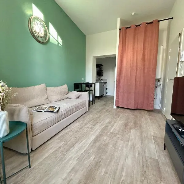 Studio de plain pied rénové et lumineux, Beaufort-en-Anjou, proche de la Loire et de ses châteaux，位于Beaufort-en-Vallée的酒店