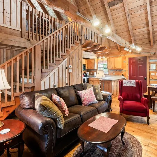 Romantic Cabin Getaway - King Bed - Fast Wi-Fi - Pet-Friendly，位于Meadows of Dan的酒店