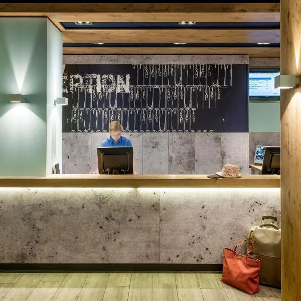 戛纳穆然宜必思快捷酒店，位于穆然的酒店