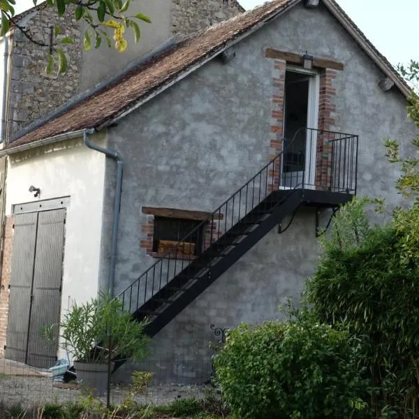 La Maréchalerie, studio authentique au cœur d'un beau village Gâtinais，位于Louzouer的酒店