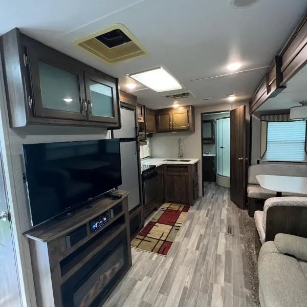 Beautiful RV 15 Min to Downtown Orlando，位于奥兰多的酒店