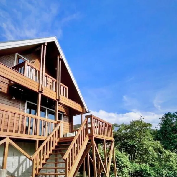 南房総の海と田園風景を眺める高台に佇む景色抜群のログハウス #一棟貸切 #グループや家族旅行におすすめ #BBQ可のお庭 #夕陽と海が綺麗に見えるテラス #星空が綺麗 #南房総 #osora，位于南房总市的酒店