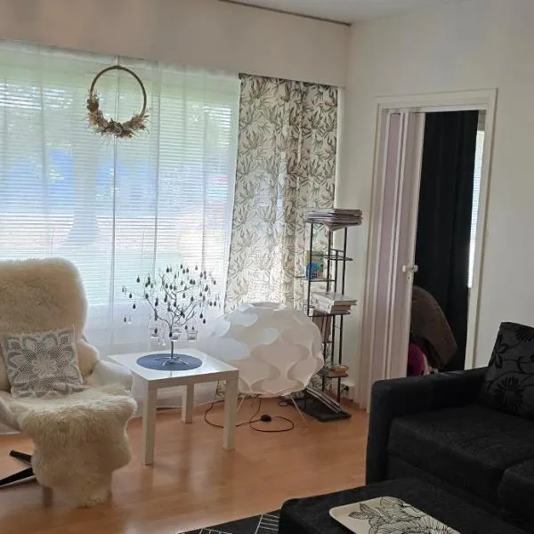 Viihtyisä kaksio ydinkeskustassa maantasossa，位于Oulainen的酒店