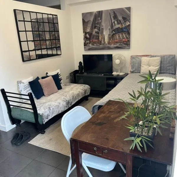 Modern flat in Egham by Royal Holloway University Royal Ascot and Windsor near Heathrow Airport，位于埃格姆的酒店