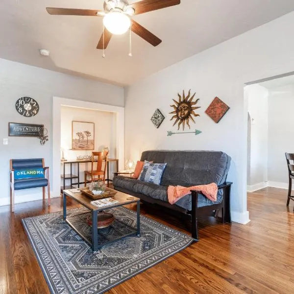 The Cozy Chickasha, Fiber WIFI, Washer & Dryer, Near DT Chickasha & Leg Lamp!，位于奇克谢的酒店