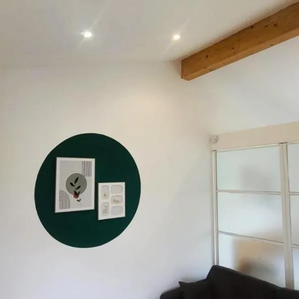 Dépendance de 30 mètres carrés plafond cathédrale，位于Labastide-Saint-Sernin的酒店