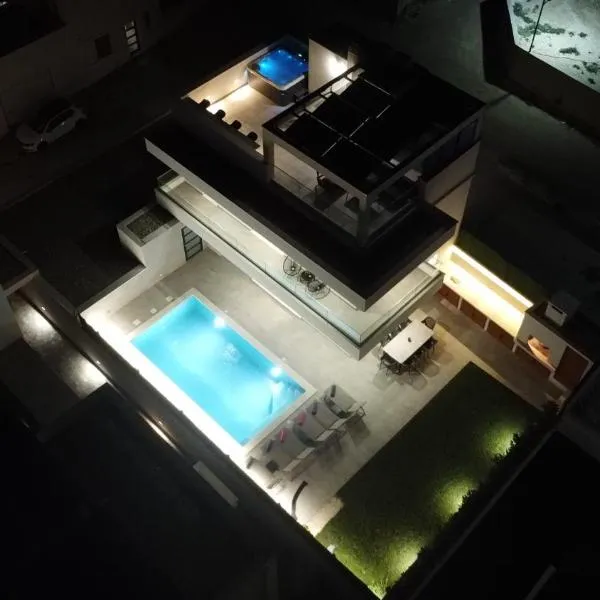 Luxury Villa Teo with heated swimming pool and panoramic view，位于卡什泰拉的酒店