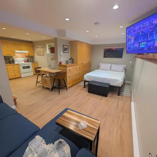 Fresh Studio Apartment in Central Rossland，位于罗斯兰的酒店