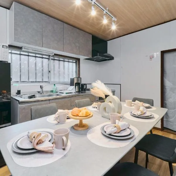 犬山口駅10分 80インチ映画館有 無料駐車場 ベッド6台 ソファベッド1台 83平米 最大10名宿泊可，位于犬山市的酒店