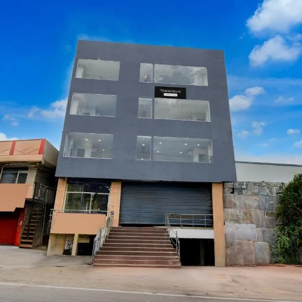 Super Townhouse Cherlapally Bus Terminal Formerly Hotel Chakripuram，位于Maula Ali的酒店