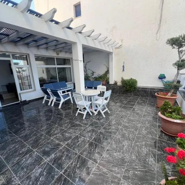 Monastir duplex with terrace，位于莫纳斯提尔的酒店