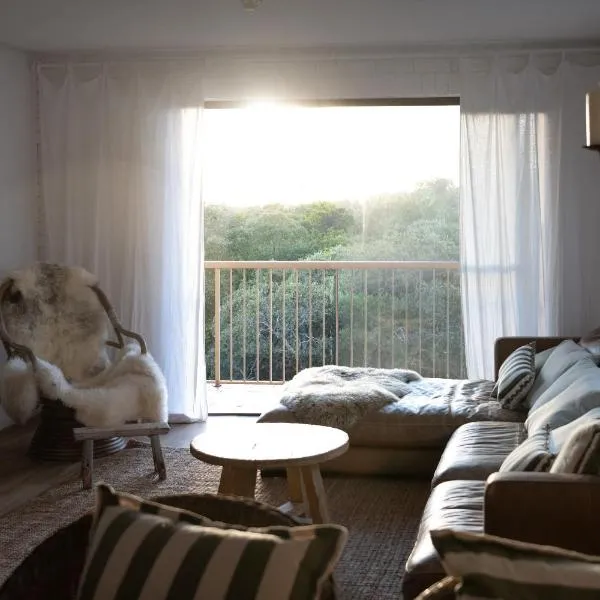 Coastal Hideaway in Coolum Beach，位于库鲁姆海滩的酒店